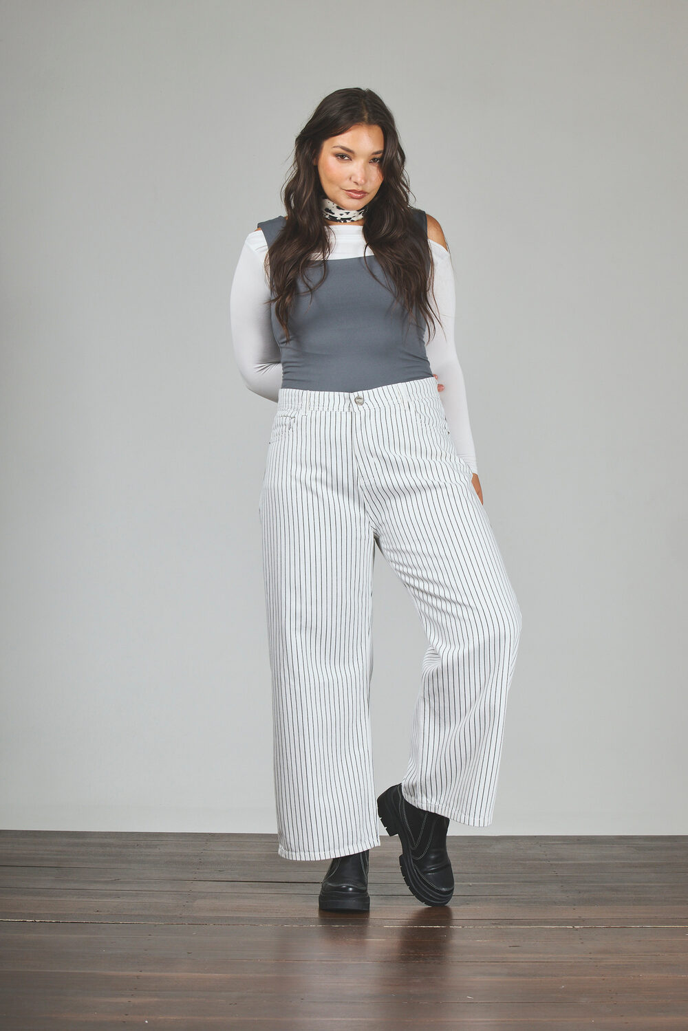Dama Crop Wide Leg Blanco Rayado Rígido