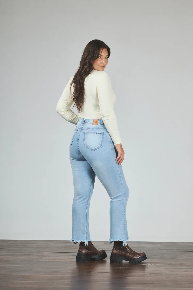 ART. 822 | CROP SEMI OXFORD CELESTE CLÁSICO DEFLECADO ELASTIZADO