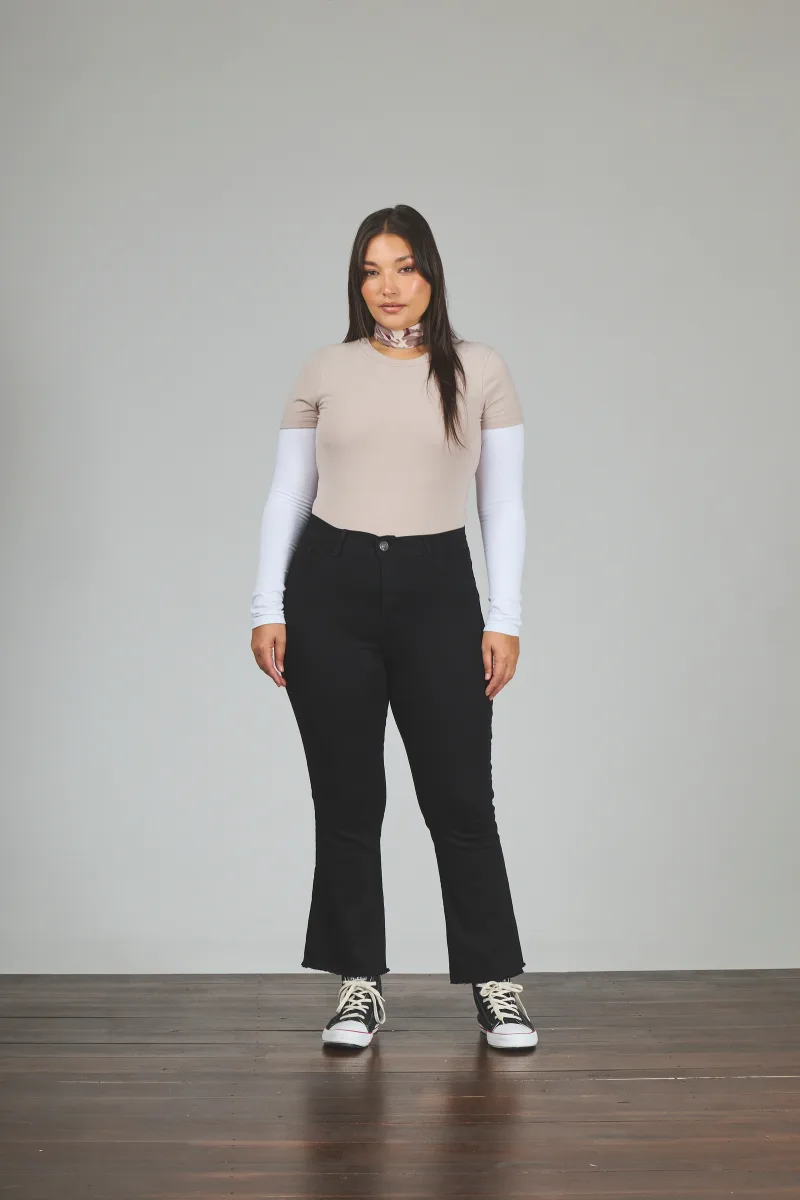 ART. 858 | CROP SEMI OXFORD NEGRO ABERTURA BOTA DEFLECADO ELASTIZADO