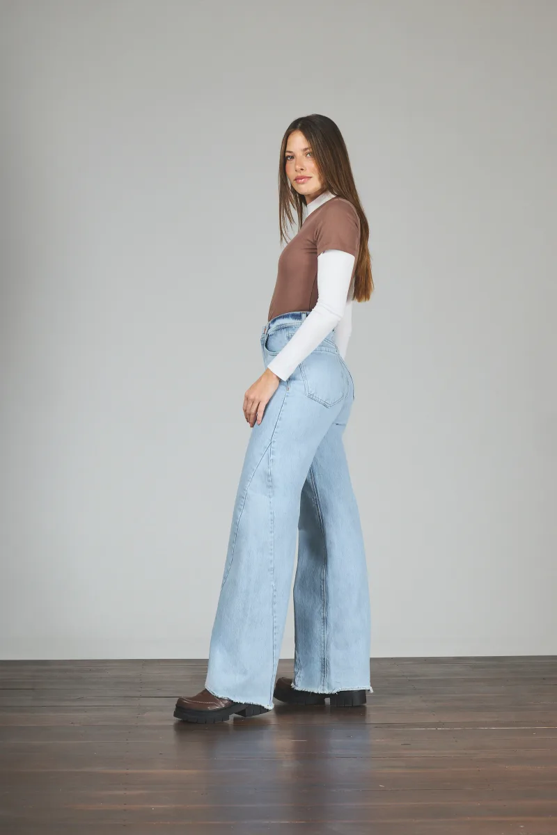 ART. 359 | WIDE LEG CELESTE CON RECORTE DEFLECADO RÍGIDO
