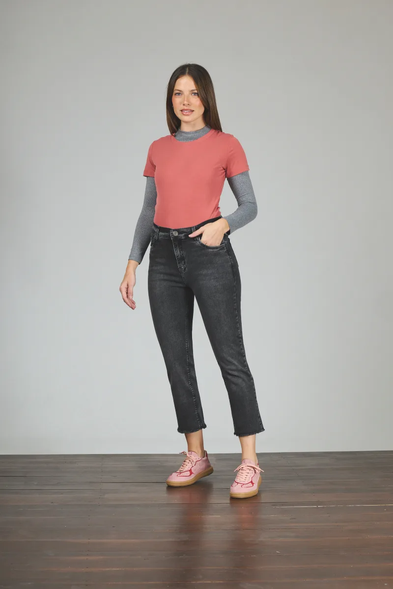 ART. 409 | CROP NEGRO HUMO BOTA DEFLECADO ELASTIZADO