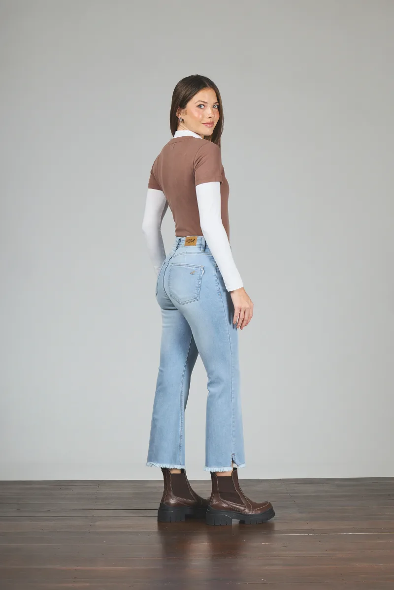 ART. 470 | CROP SEMI OXFORD CELESTE DEFLECADO CON ABERTURA EN BOTA ELASTIZADO