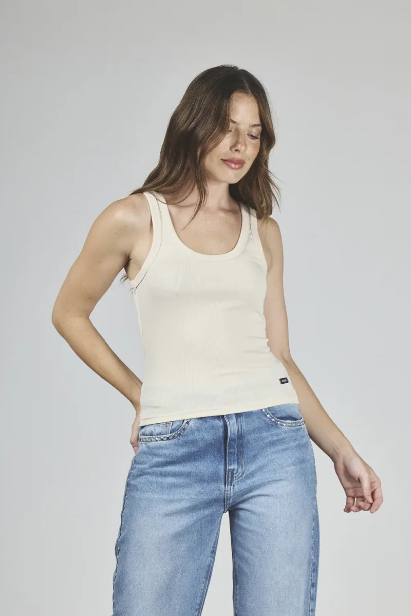 ART. A-77 | MUSCULOSA BEIGE ESCOTE BAJO LICRA