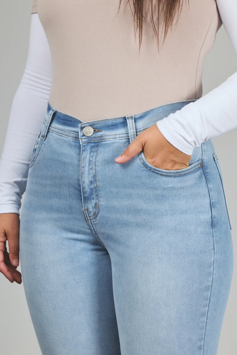 ART. 895 | CROP SEMI OXFORD CELESTE DEFLECADO CON ABERTURA LAT ELASTIZADO