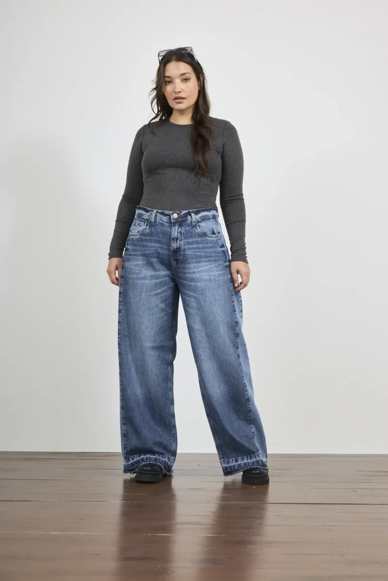 ART. 904 | BAGGY STONE CON RECORTE COMBINADO Y BOTA DESCOCIDA RIGIDO