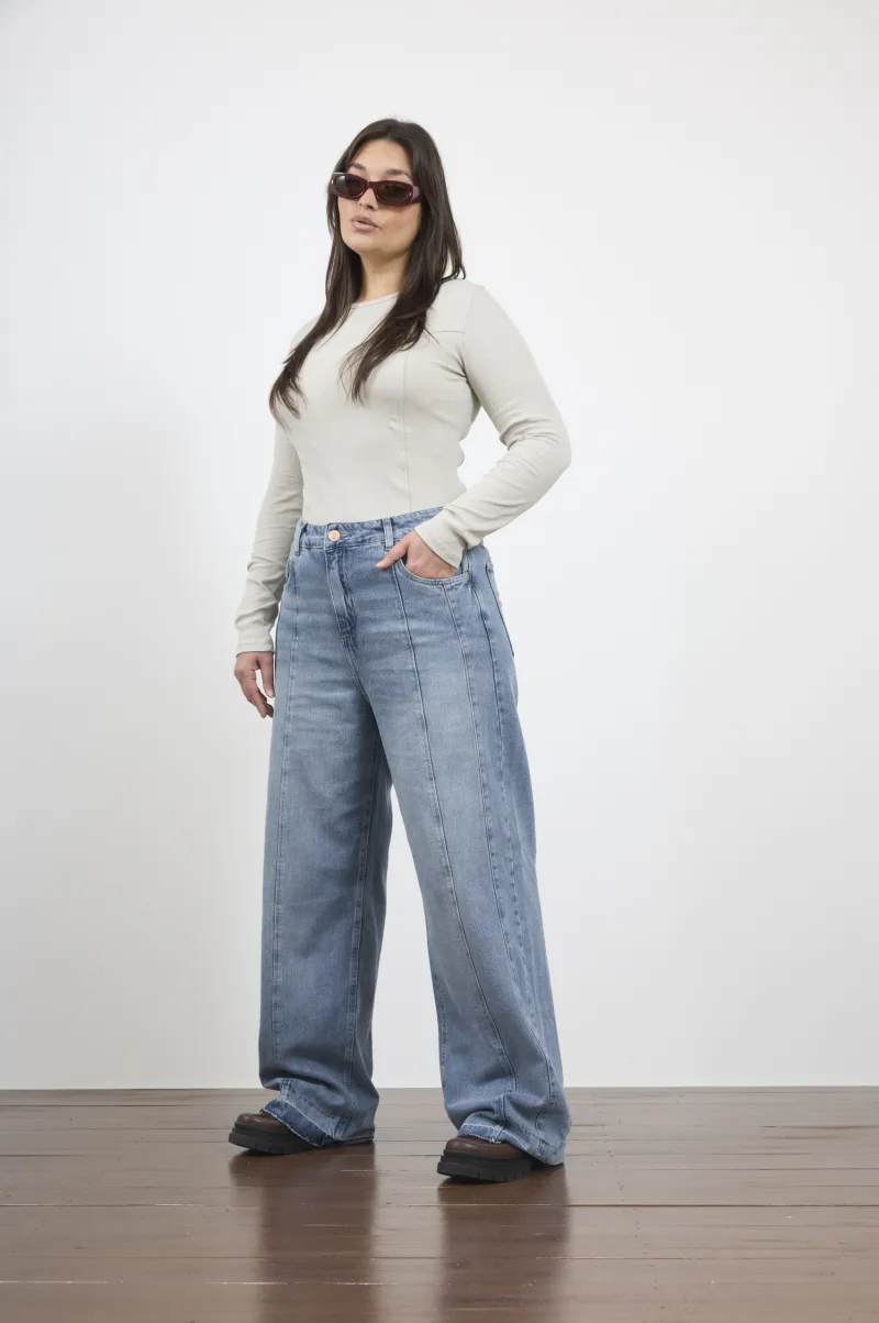 ART. 914 | BAGGY STONE CON RECORTE Y BOTA DESCOCIDA