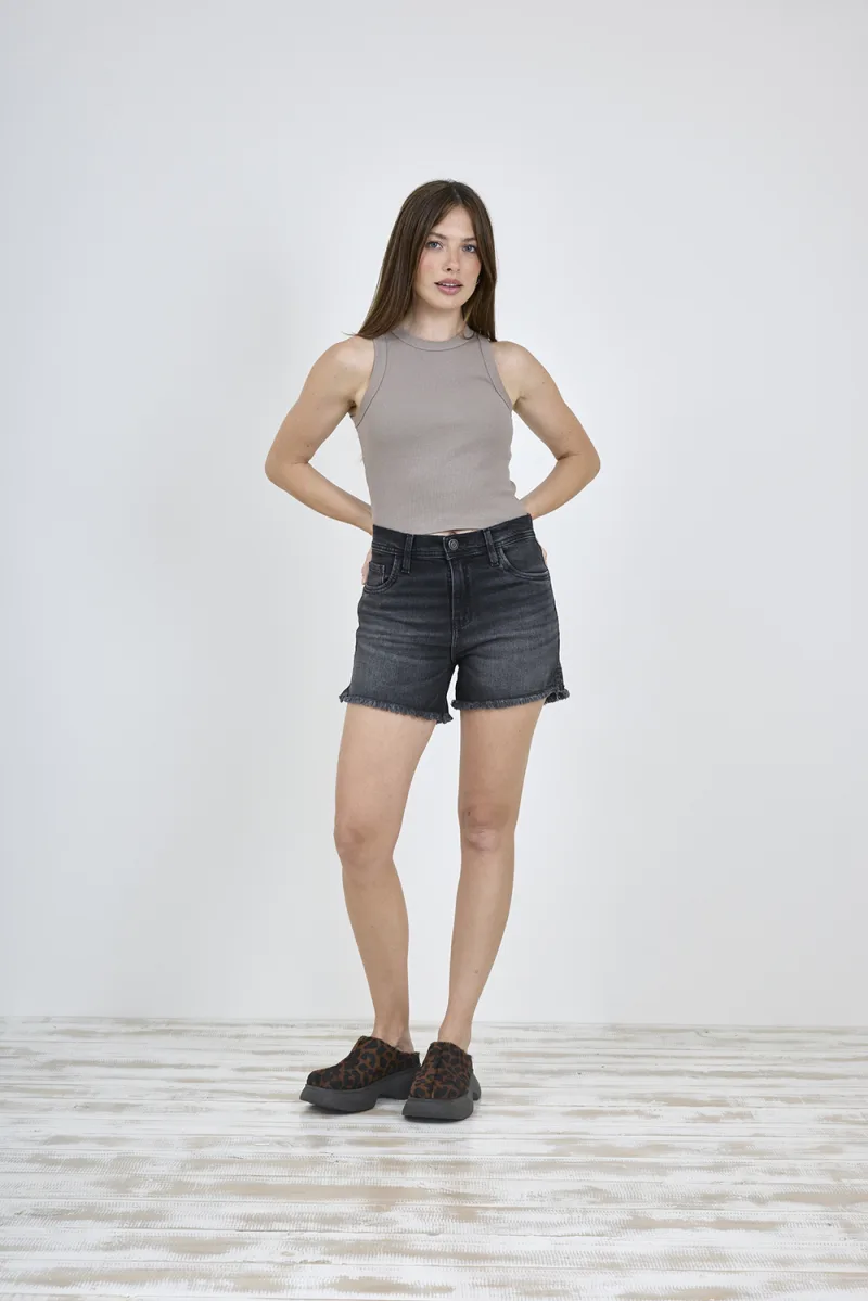 ART. C-125 | SHORT NEGRO HUMO DEFLECADO CON ABERTURA LATERAL ELASTIZADO
